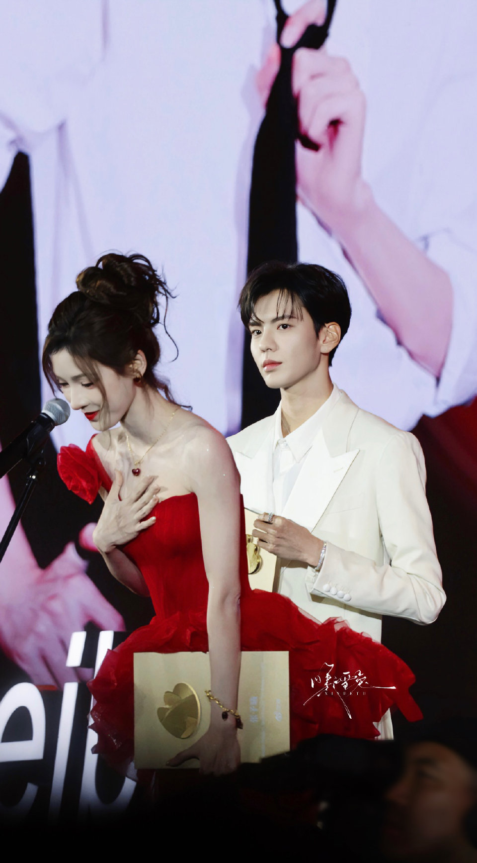 无予伦毕💛无予伦毕张予曦明艳精致，自带港风美人氛围感，每一帧都美到发光；毕