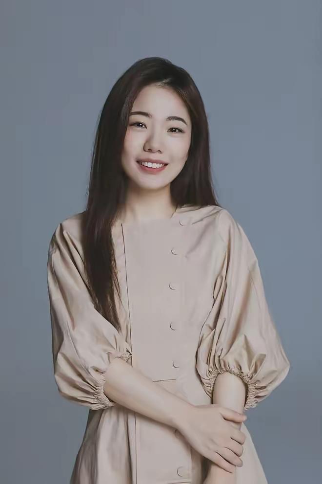 很多人喜欢把蒋方舟和韩寒扯在一起去评论。他们两个人在早期的确很像。都是年少成