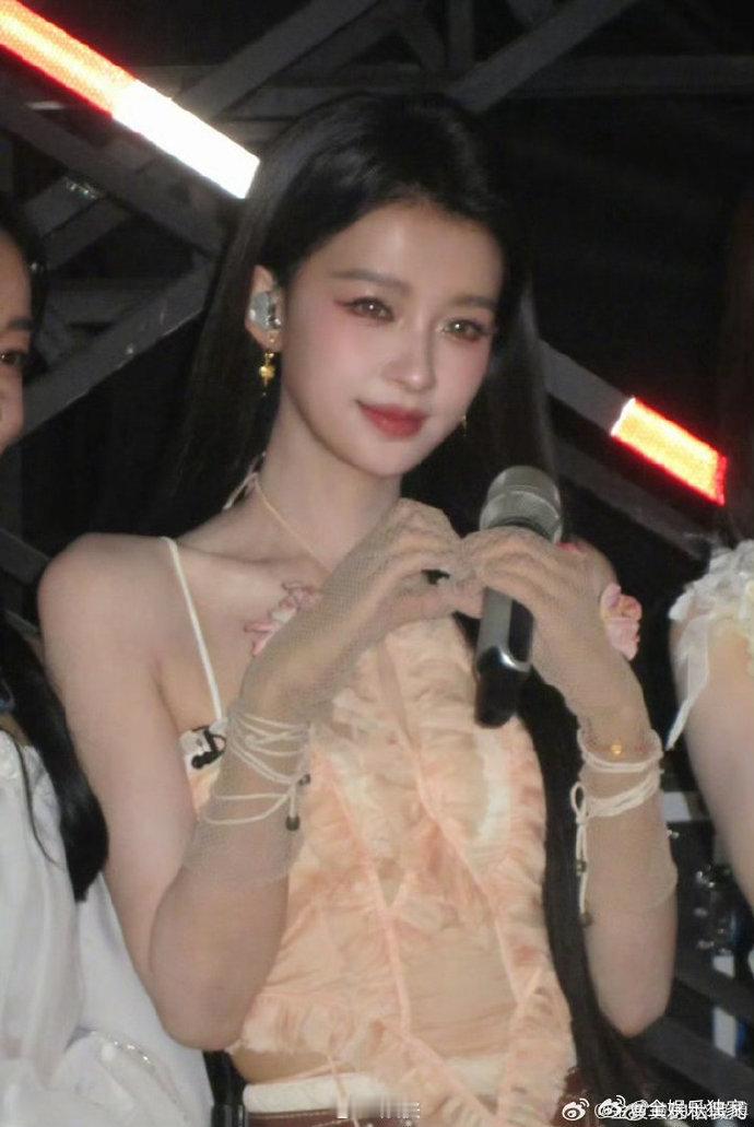 孙怡动用人脉当上了最不想当的队长努力躲避队长身份，却因人脉意外当选，孙怡真的又