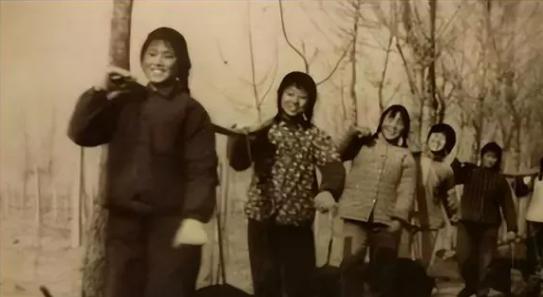 1974年，21岁的女知青，夜间独自去厕所，却神秘失踪。西双版纳的四月总是裹