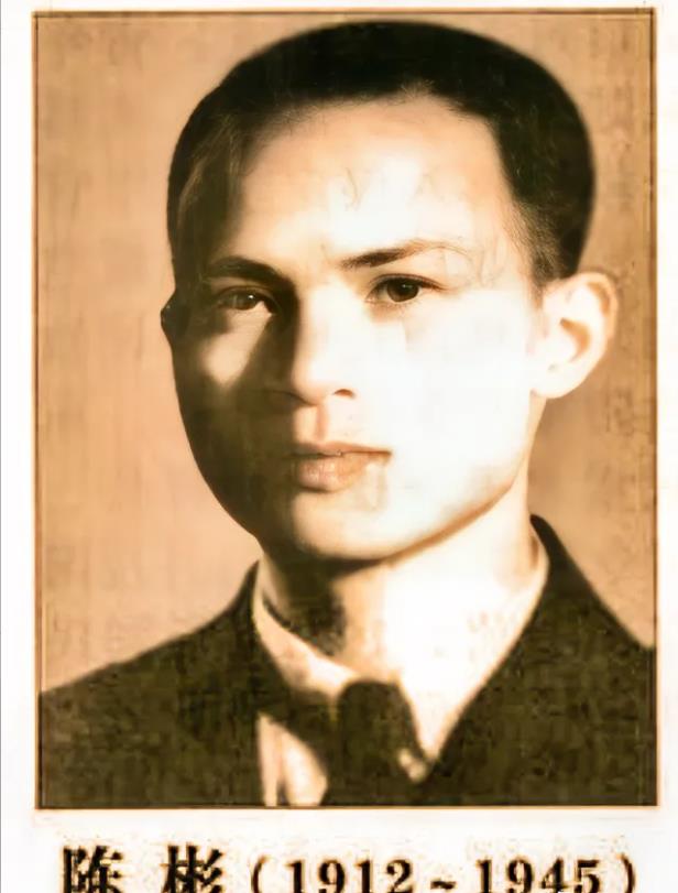1945年，1个日本特务头子，带了1个日本兵，在码头观察船只，这时，一艘快艇开了