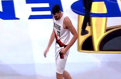 杨瀚森终于等来了属于自己的机会。克林根首节扭了左脚踝，轻度扭伤但球队没让他回来，