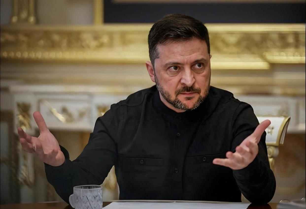 示弱还是布局？泽连斯基突然释放和平信号，三大真相揭开。泽连斯基抛出11月