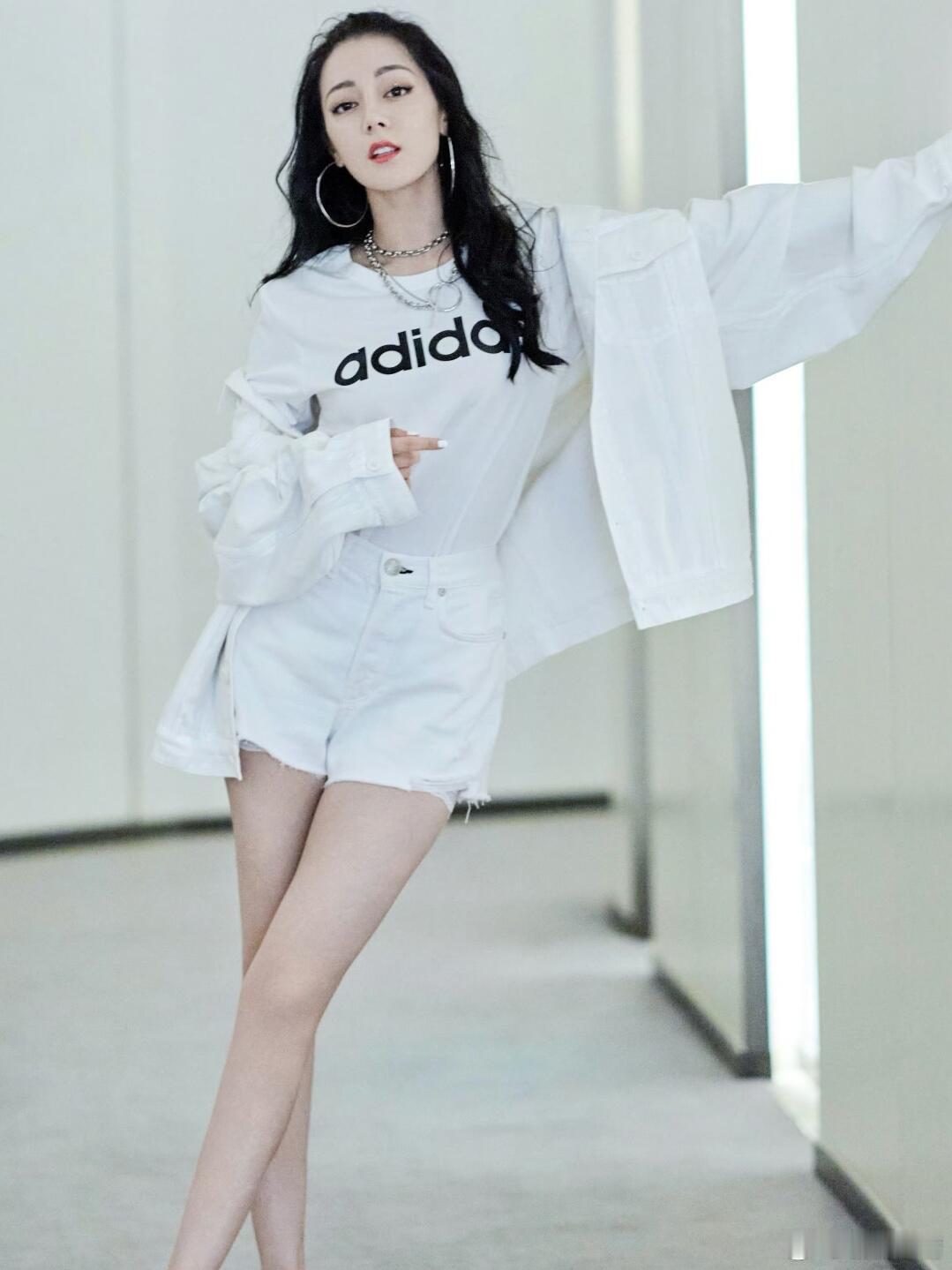 迪丽热巴这全白造型也太惊艳了吧！清爽又亮眼，极简质感美出新境界，完美衬托出她的多
