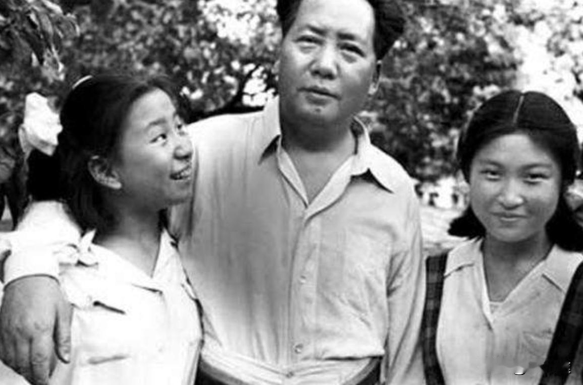 1972年李讷生娃后写信请求爸爸接济8000元，毛主席看罢来信后，心痛不已，指示