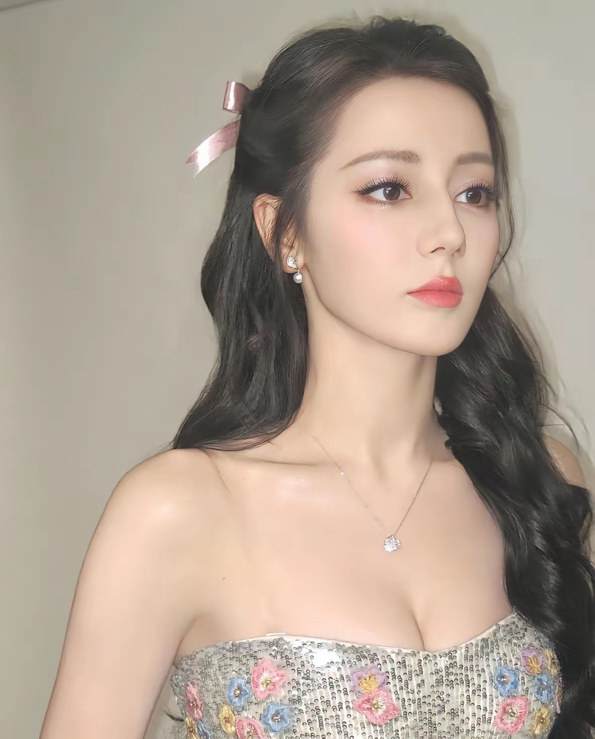 90后最聪明的两个女演员，正在执行两套截然相反的生存算法。杨紫把演技炼成钉子。从