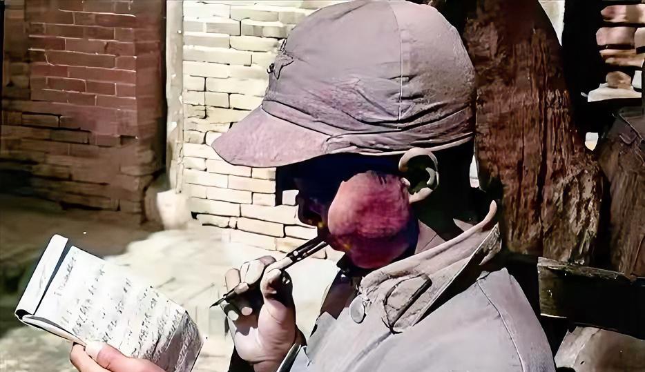 1944年，延安，一个小八路军战士正在认真学习文化知识，他朝气蓬勃，积极向上，