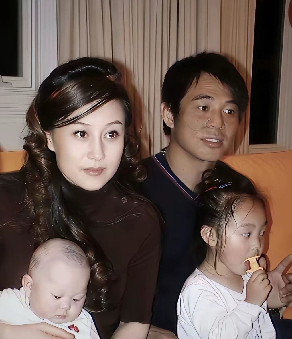 大家发现没有，从身材和颜值来讲，利智和李连杰真的不太般配！利智性感、洋气，李连杰个子不高还有点土气！