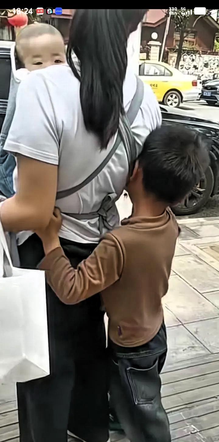 心碎了，儿子在街上隅遇离婚一年的妈妈，儿子哭着上前抱住妈妈说：我好想你妈妈