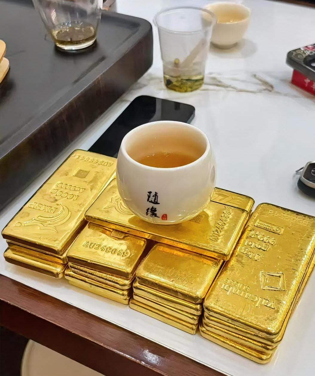 黄金不是暴富的信号，而是乱世中的狼烟。最近黄金价格疯涨，2025年10月2