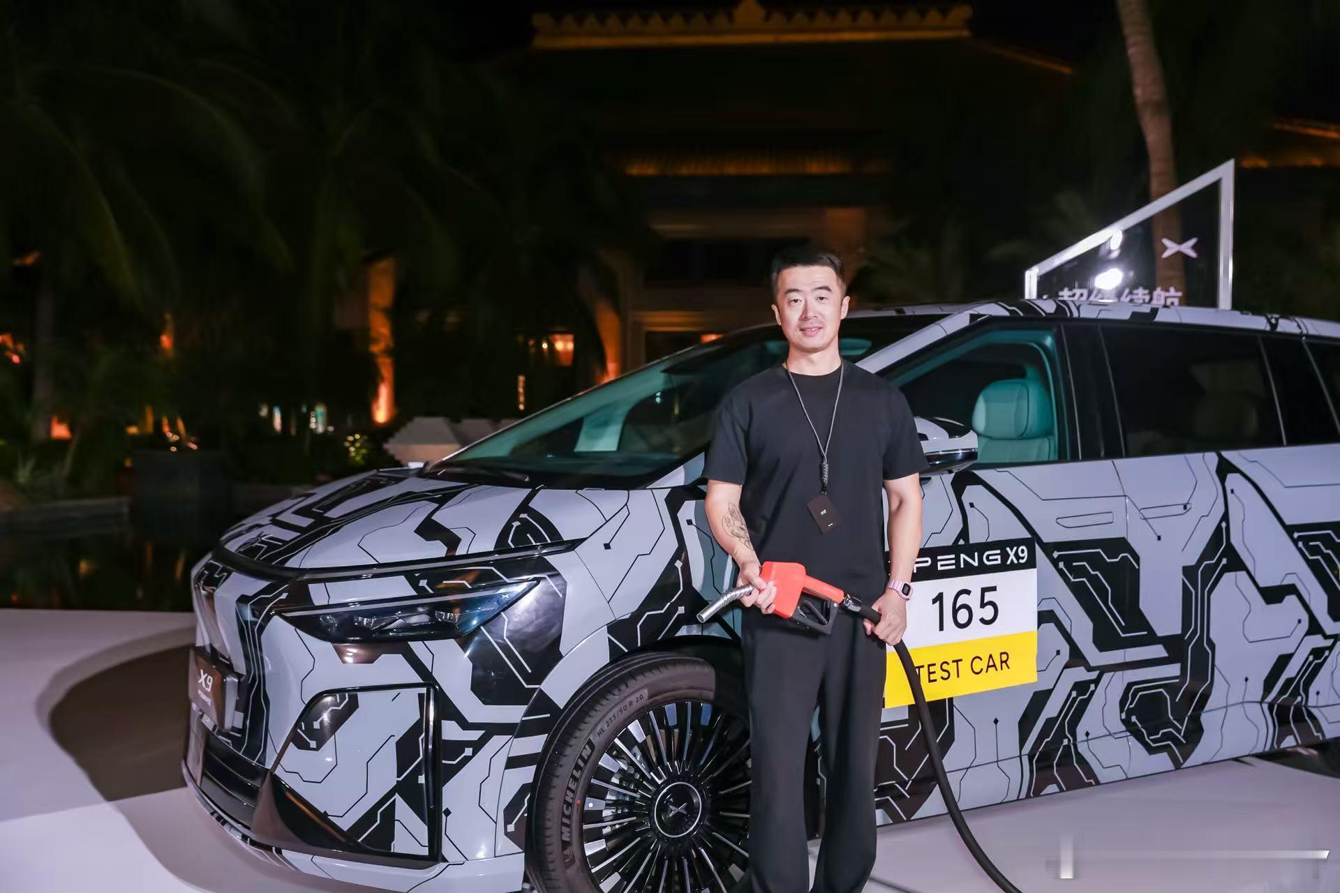 昨天官摄小哥说：“哥你就把这加油枪想象成一把手枪”真想一枪毙了他…[微笑]我给