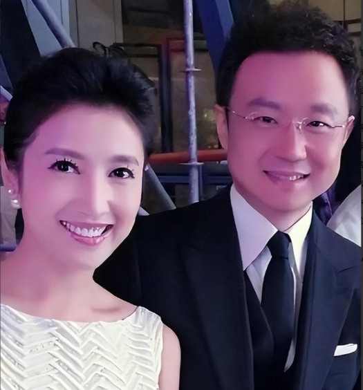 著名主持人刚强向春妮求婚，春妮说：“结婚可以，但我要丁克，我不会给你生孩子的。”