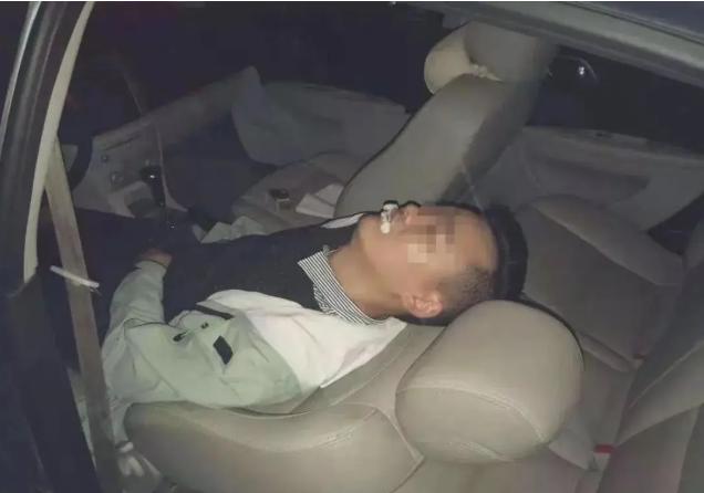浙江一名33岁的男子，在母亲安息的墓园边，在车内结束了自己的生命。而这场悲剧