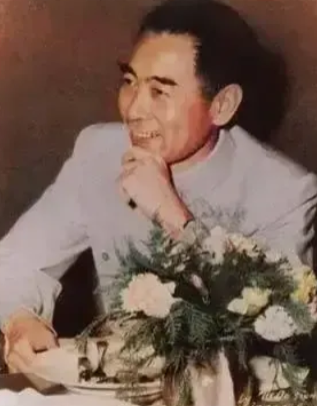 1958年，周总理的弟弟周恩涛要回老家修房子，正好在院子里碰到了刚开完会的周总理