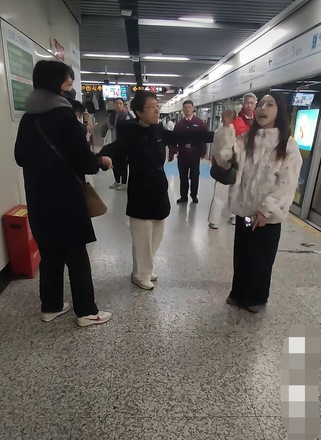 上海一地铁上。疑是白衣服年轻女子跟戴眼镜大妈的女儿因为座位发生争执，随后戴眼镜大