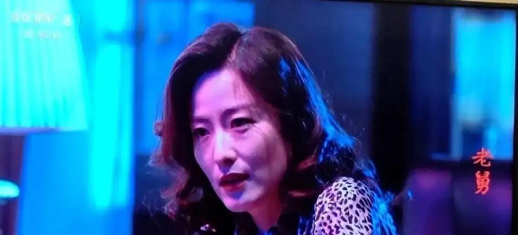 别被“夜总会老板娘”唬住。徐百慧三场戏，把中年女演员的狠劲儿亮得刺眼——不