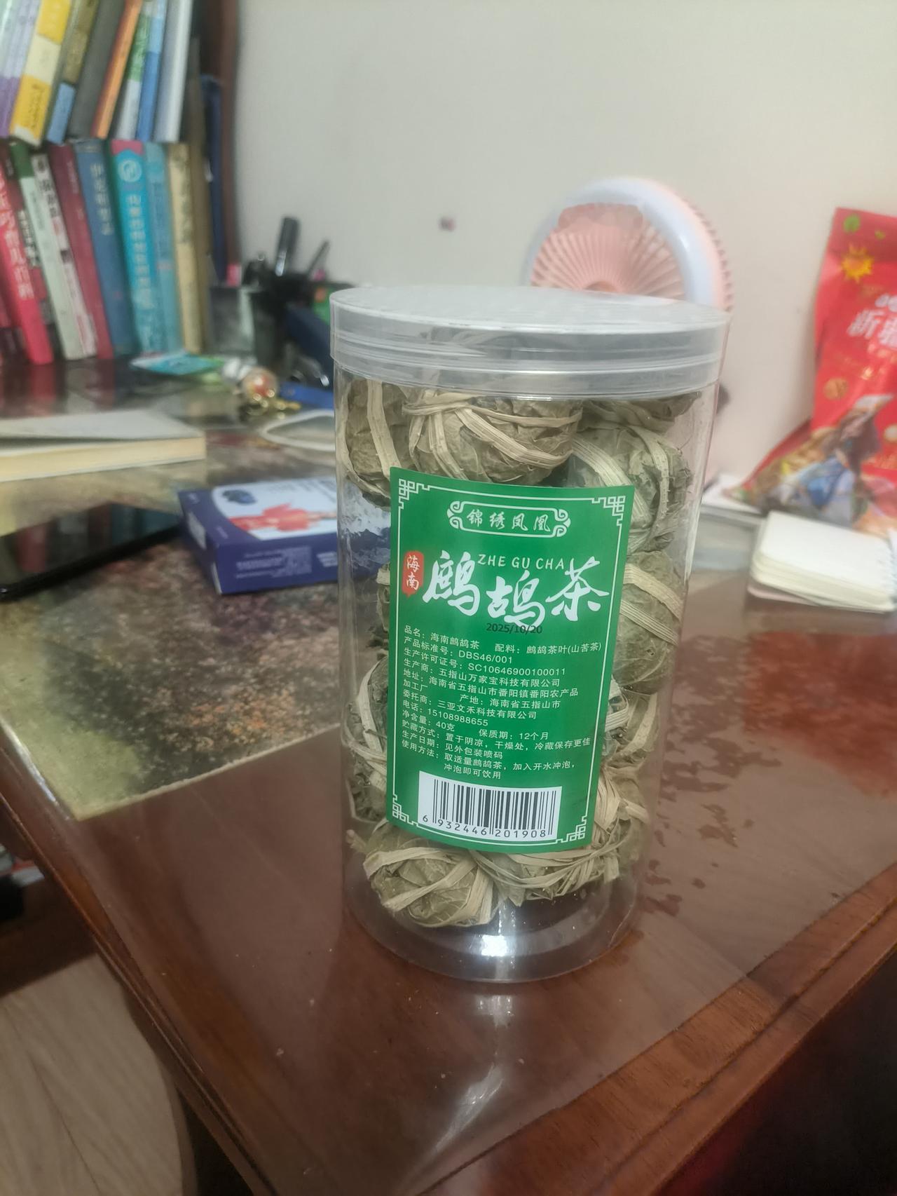 儿子从三亚回来带了盒鹧鸪茶。我是一名茶叶爱好收藏家，家里茶柜上有二三十种中国各地