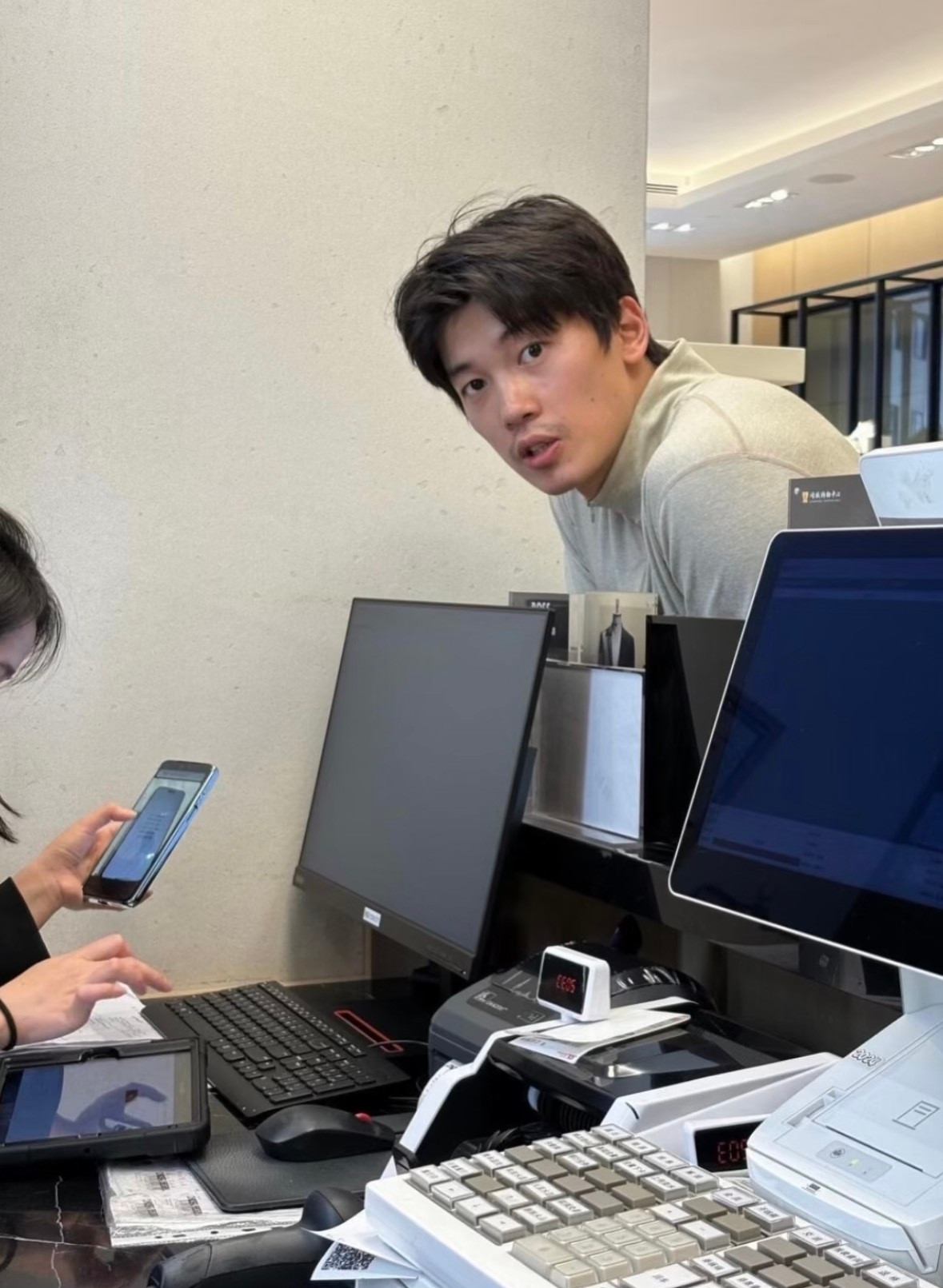 论汪顺出街被网友偶遇的概率大帅哥在生活中就是老显眼了网友偶遇汪顺进货