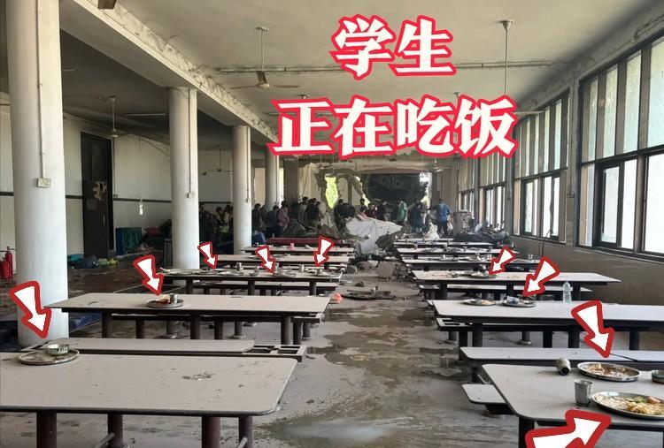 印度空难，学生真的可怜😡😡看餐桌上的餐盘，里面还有食物，应该正是