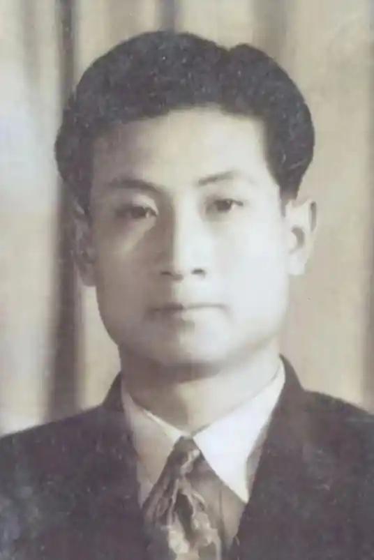 1950年，地下党李苍降在台北被捕，敌人见他不肯屈服，就叫来了他怀孕的老婆，指着
