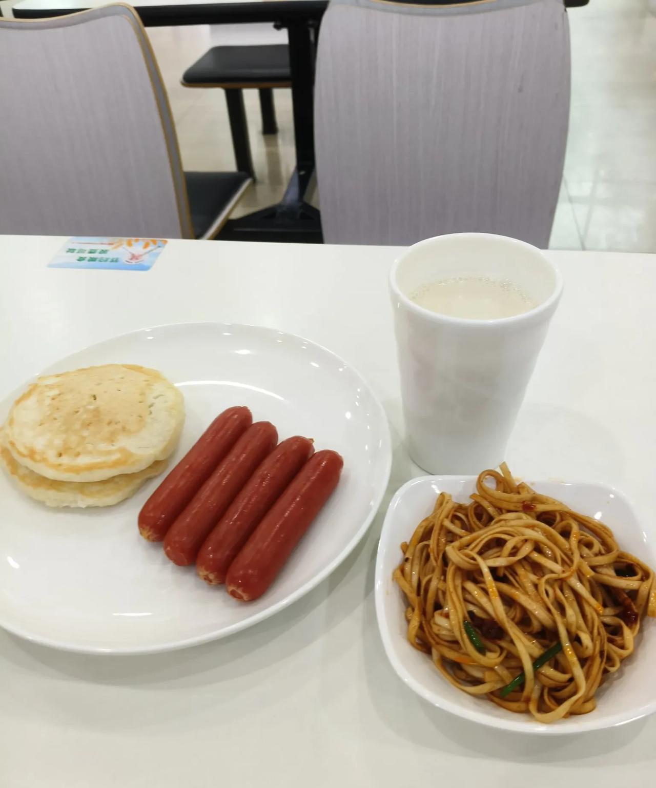 出差中途回家一趟。因为要干的工作还没有结束，回家是临时短暂放假，所以不想碰到熟