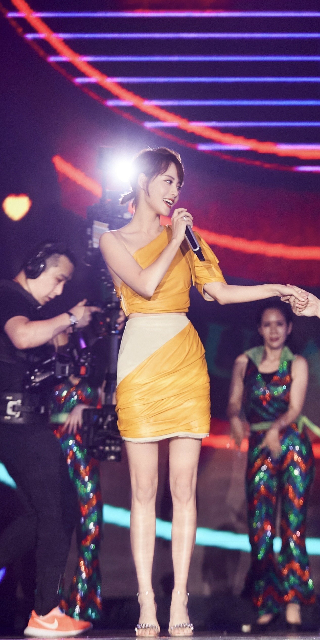 张嘉倪，一字带高跟大长腿，身材还是不错的。张嘉倪