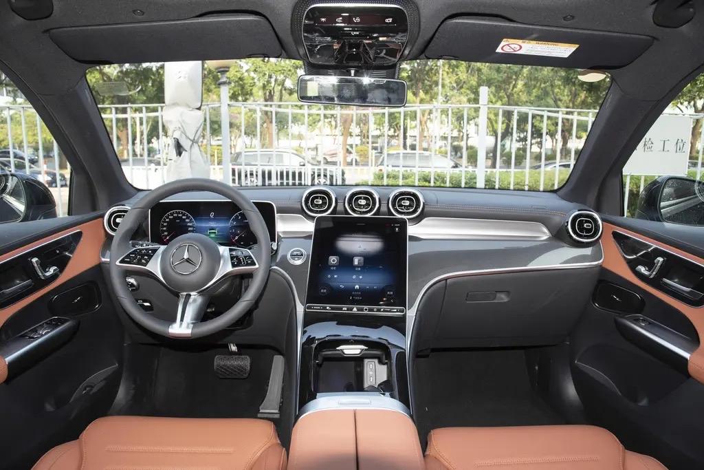 雷克萨斯ES和奔驰C怎么选？这个要看，如果是雷克萨斯ES200和奔驰C，那肯