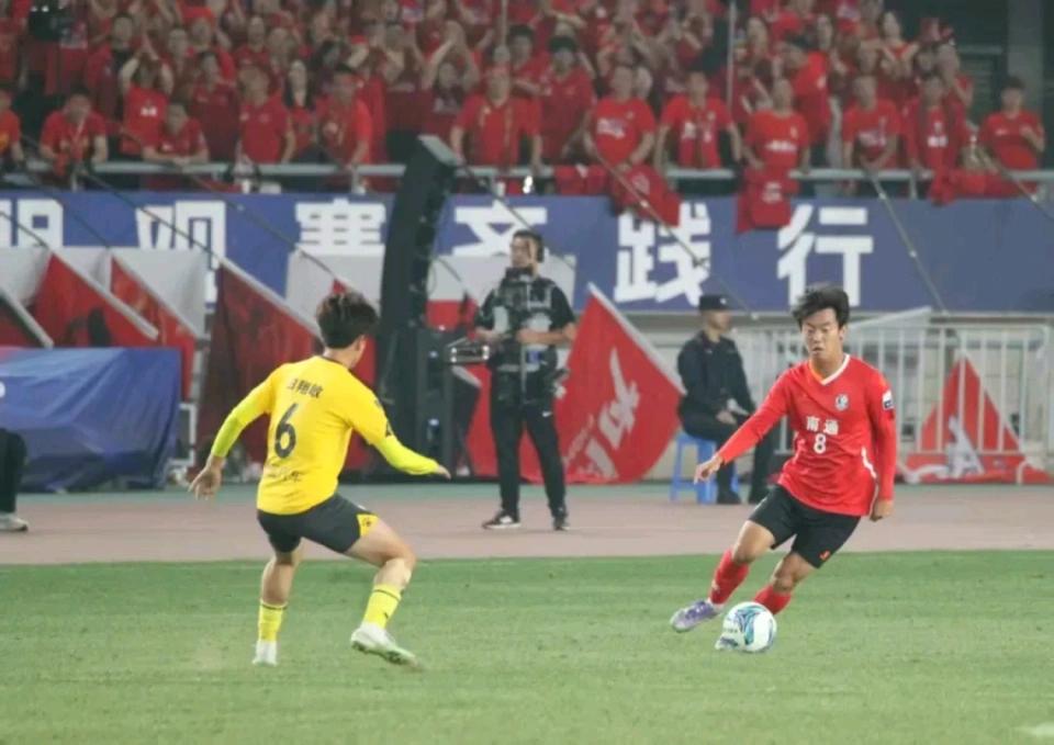 2025年，中国男足连续第6次冲击世界杯失利时。同样这一年，江苏的“苏超”联赛圆