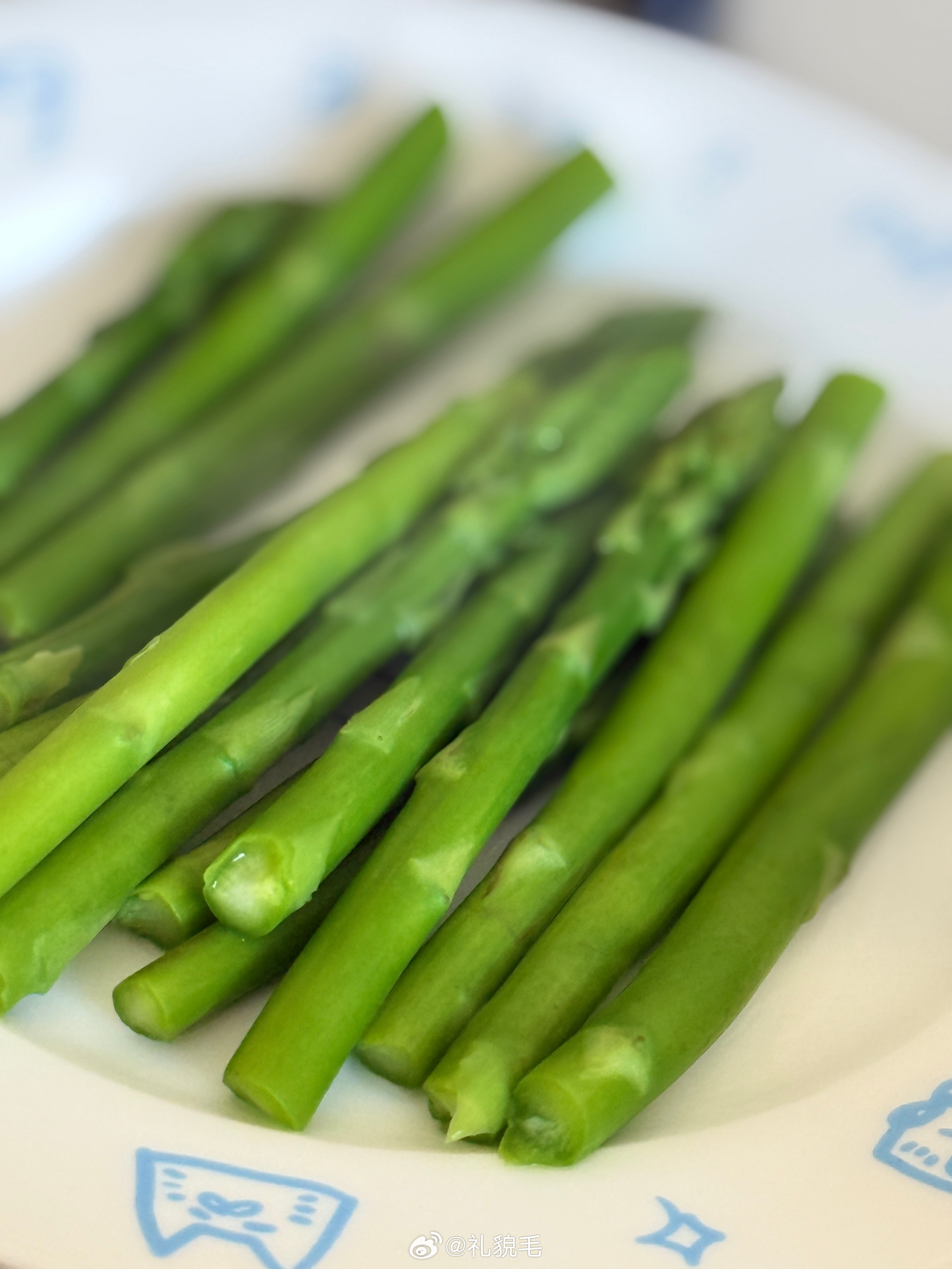 吃饭了，五大一小，吃这些压压怕油，白水煮了一盘芦笋，撒点盐就很好吃（她说的