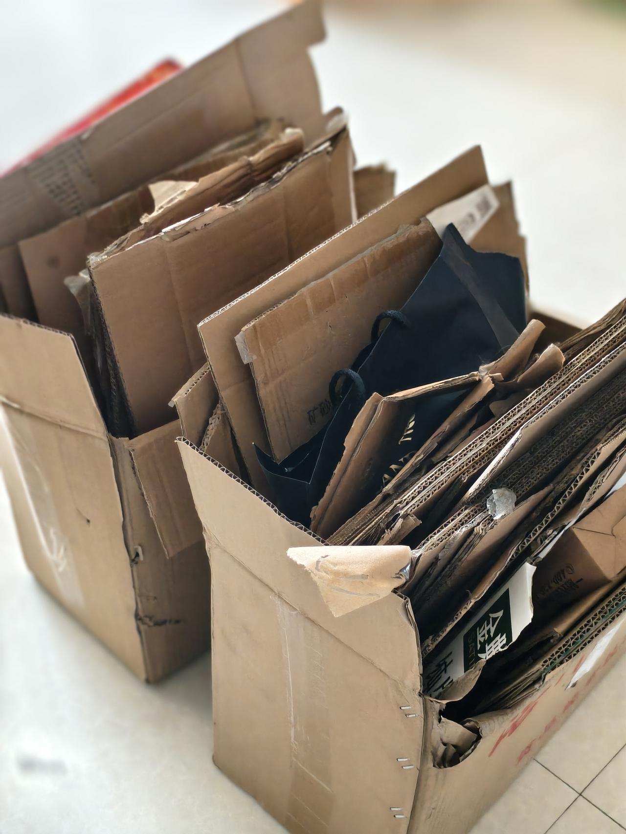 我亲眼见我们的副院长休息日骑电动车去卖废纸箱盒。我一想，人家比咱富裕多了，尚且如