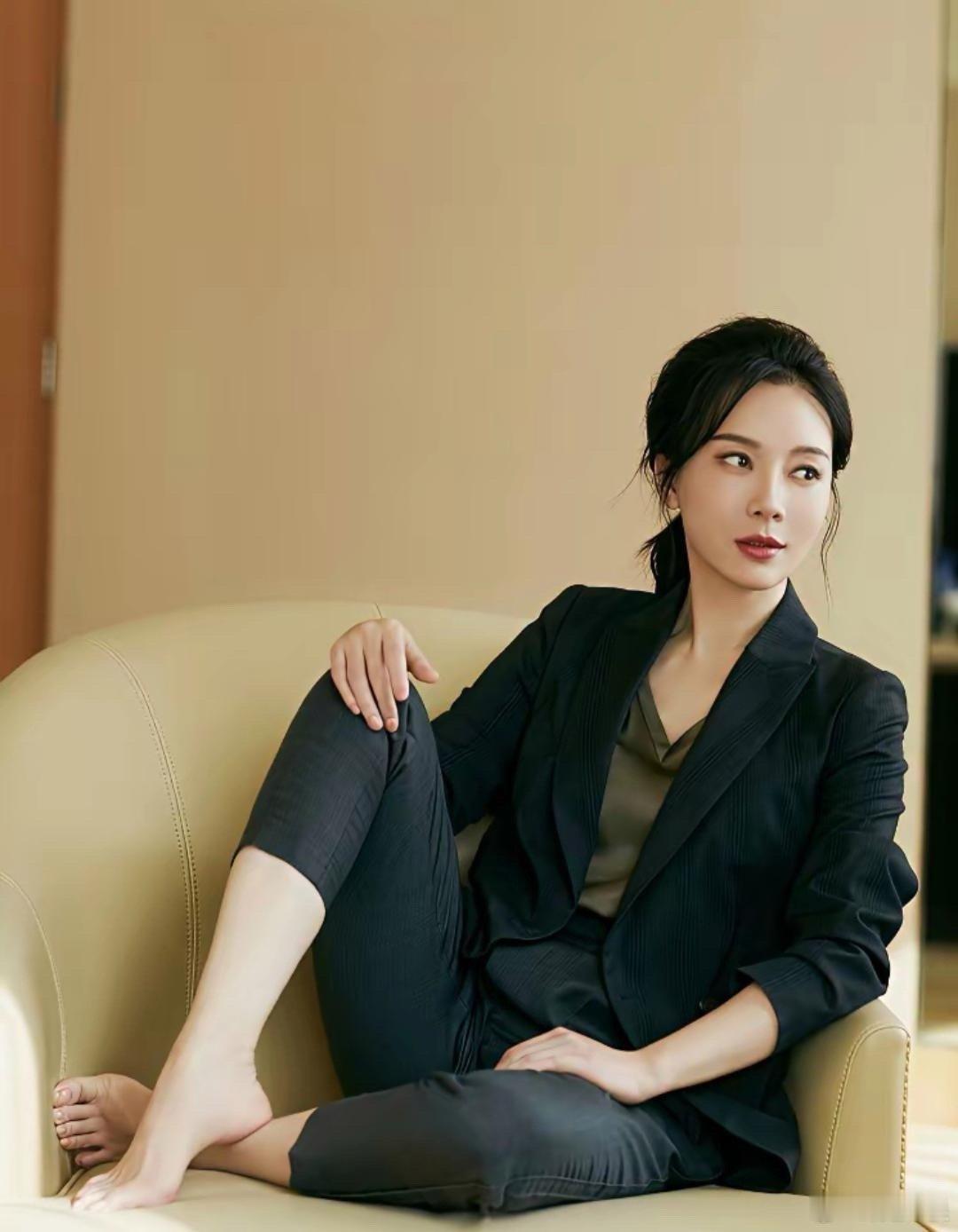 陈数光脚出镜也太有韵味了，优雅从容，气质直接刻在骨子里～