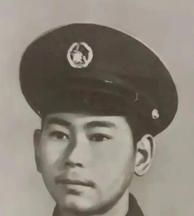 1986年老山前线，我军战士李谋仁，被3个越南特工用石块打昏，拖往越方。拖行不到