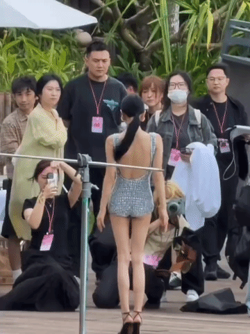 混时尚圈就得像宁艺卓这样会穿敢穿！围观群众都看傻眼了吧，打安全牌怎么能突围出来呢