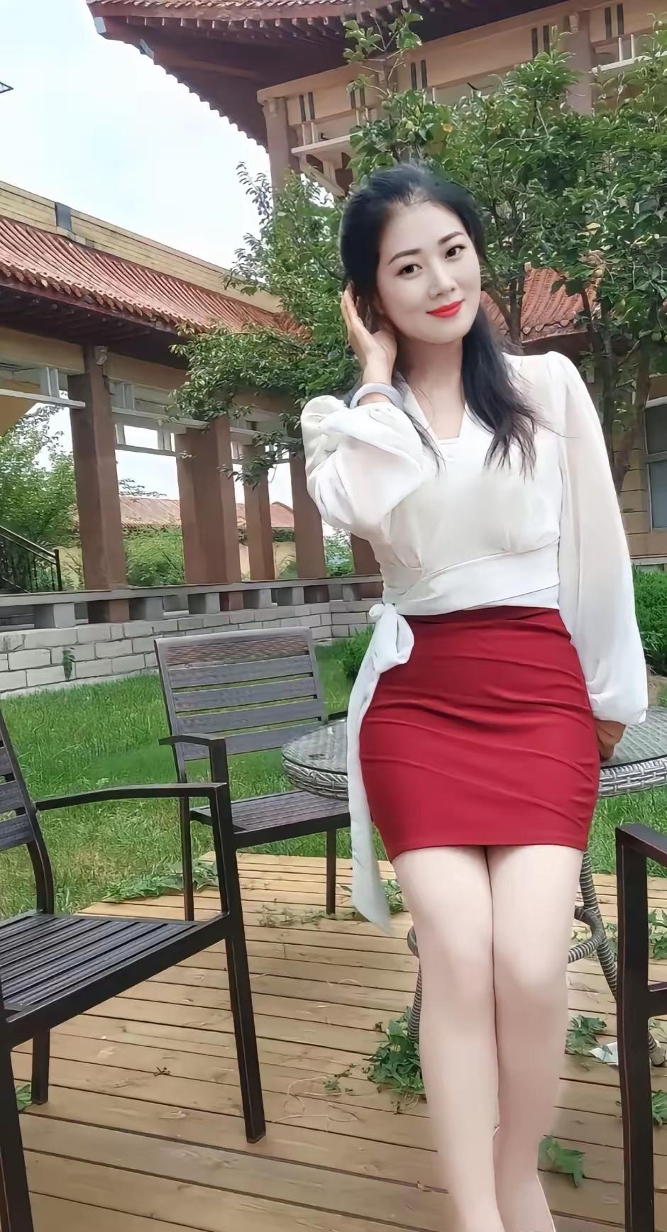 白衬衫+红裙，简约而不失时尚，户外咖啡馆的完美搭配！
