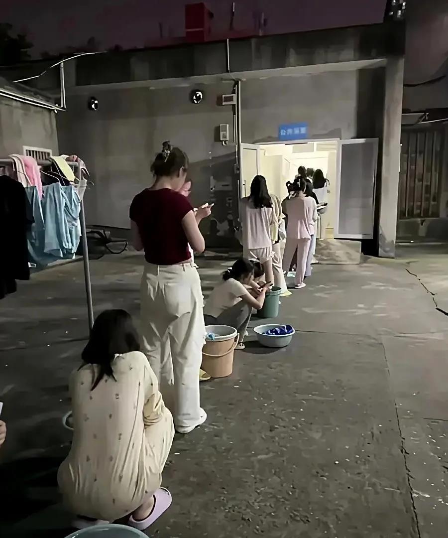 当代大学生的生活，连洗澡都得排队