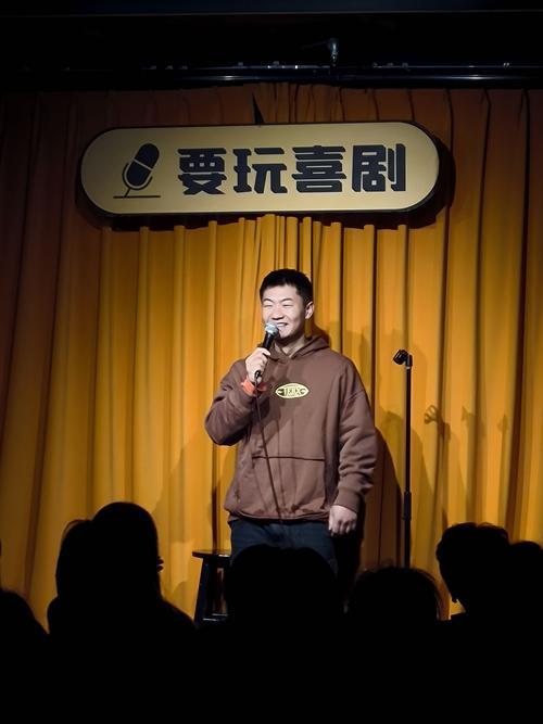 上海大一新生宋承阳因长相显老意外走红，20岁的年纪有着40岁的气场，常被误认成老