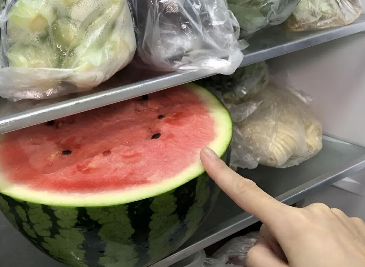 冰箱里有这几样东西的赶紧扔掉！不然会影响你的健康！看似干净的冰箱，实则是细菌
