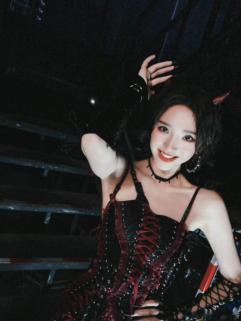 唐艺昕说二公rap舞台是最难的从温婉淑女风格切换到飒爽说唱风格，对于唐艺昕来说