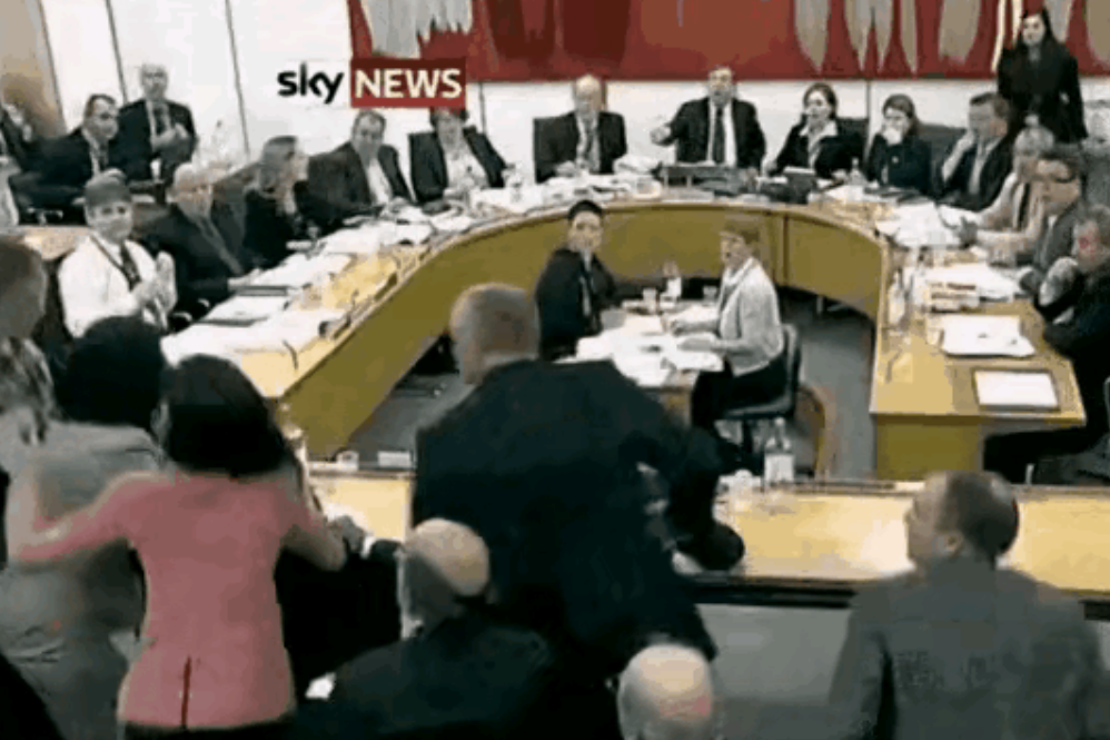 邓文迪当年救老公的画面，今天看来，还是让人感觉很温暖的，一个女子本能的保护自己的