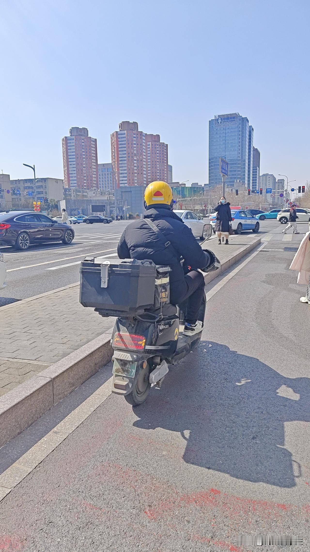 在石家庄，没有一个外卖员用的是新国标电瓶车！这也太不公平了！外卖员就搞特殊？你