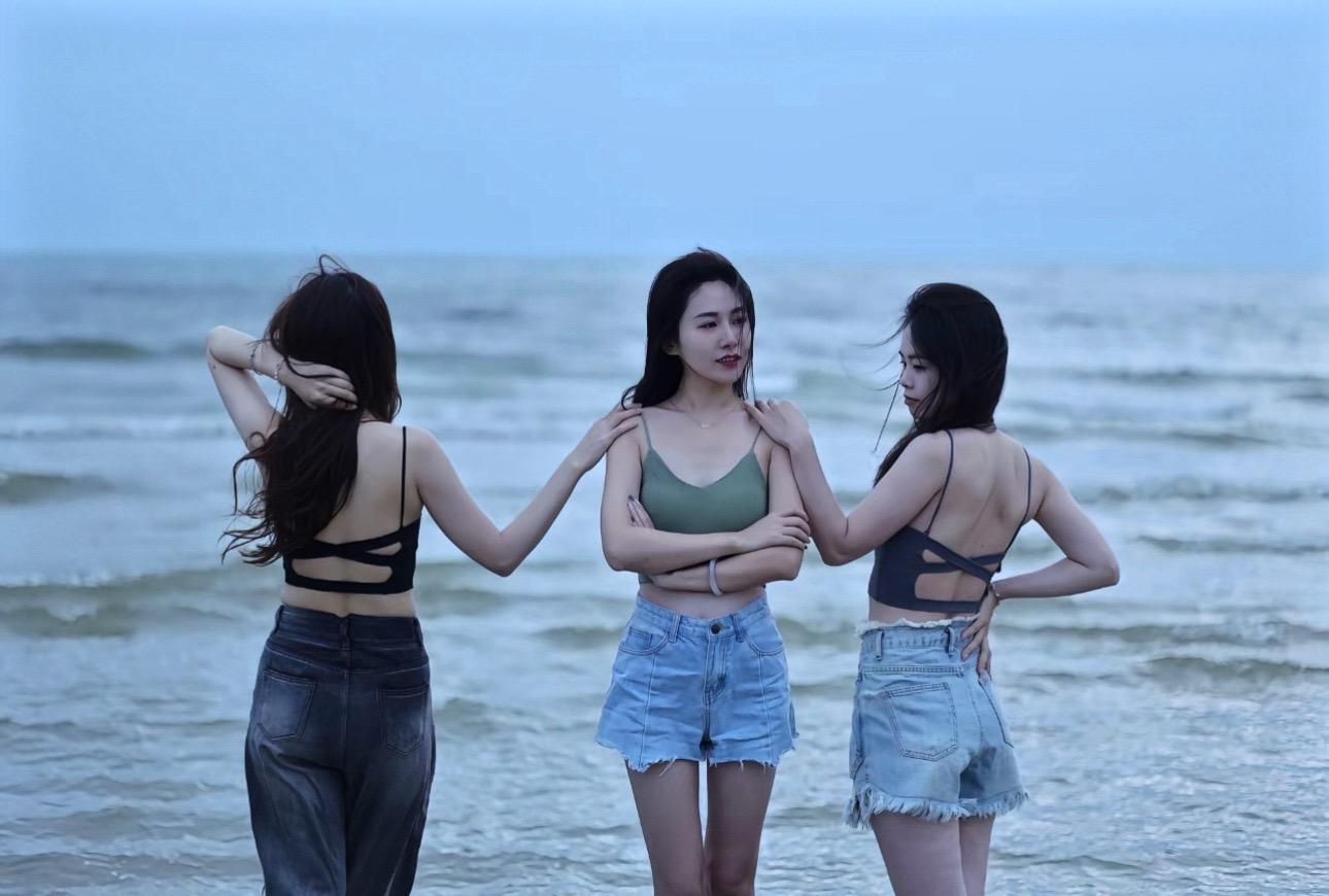 别人都是三金一银。我们姐妹花就会比耶✌️