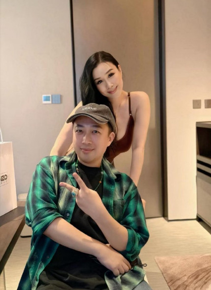 感觉合影大家知道于正脸小五官好看且头身比好合影的时候挨得近的默契的选择托腮捂脸