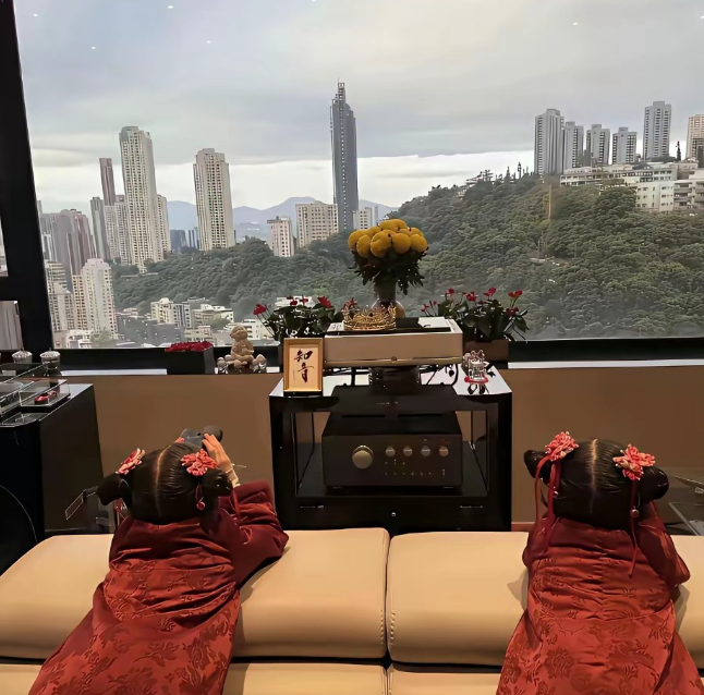 郭富城这波晒娃照藏着不少门道照片里没露多少细节，但明眼人一看就认出来——跑马地