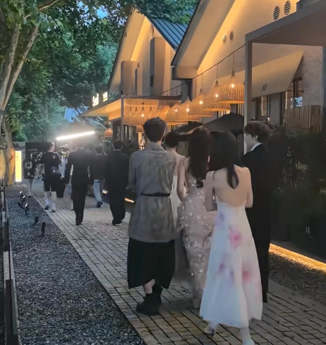 一个个穿着高跟鞋画着大浓妆，感觉现在的剧本综艺越来越假了，现在完全像短剧了！还