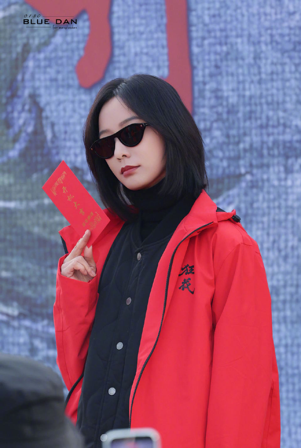 王珞丹这么好的状态就该进组王珞丹路透里清瘦却挺拔的线条、素净妆容下的锐利眼神，代