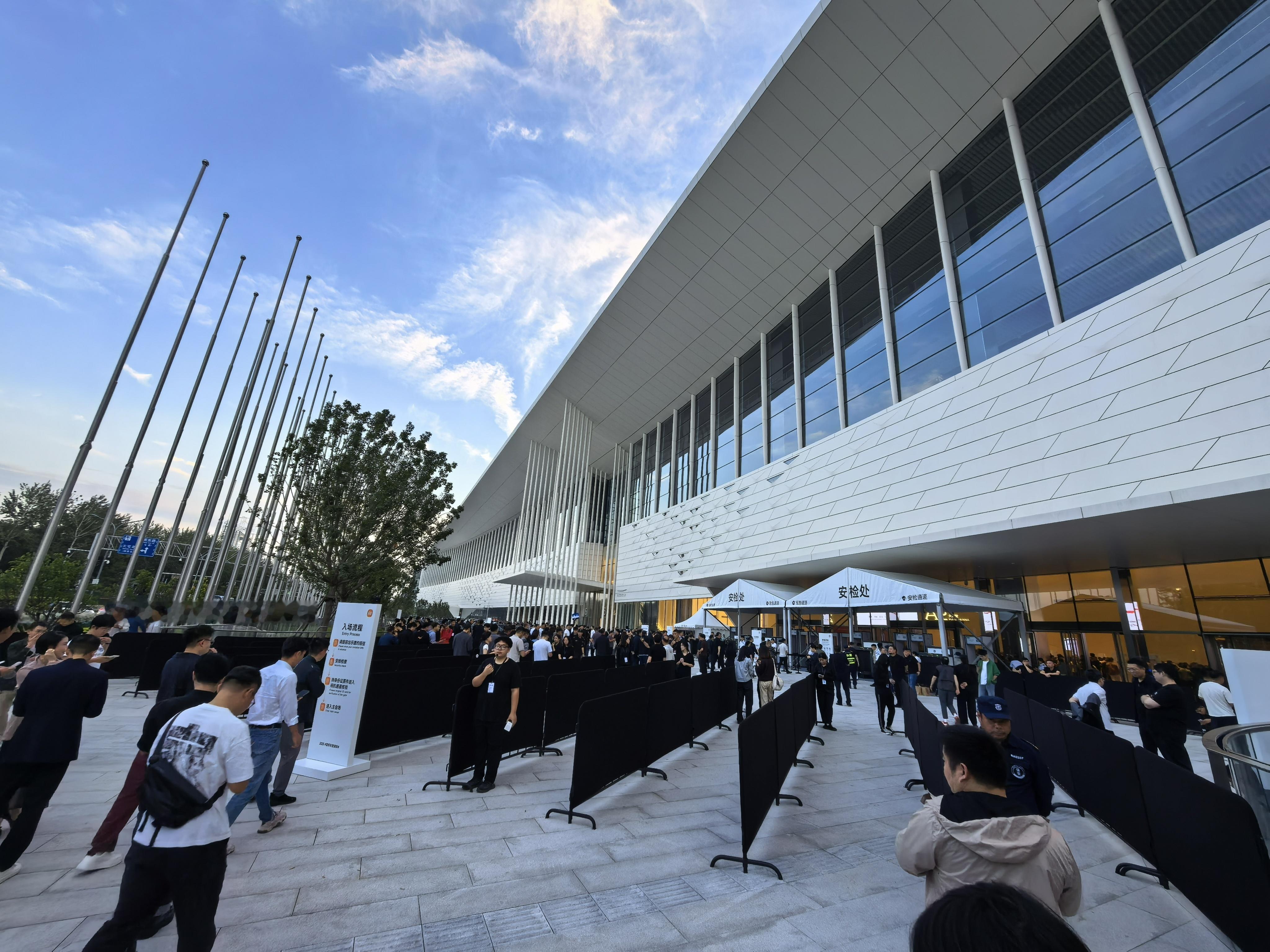 来看雷军的演讲了，据说是国会二期重装后的首场活动，现场来了几千人，很牛[666]