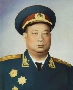 上世纪50年代的一天，成都军区司令贺炳炎上将准备外出，他的二儿子高喊：“哨兵（警