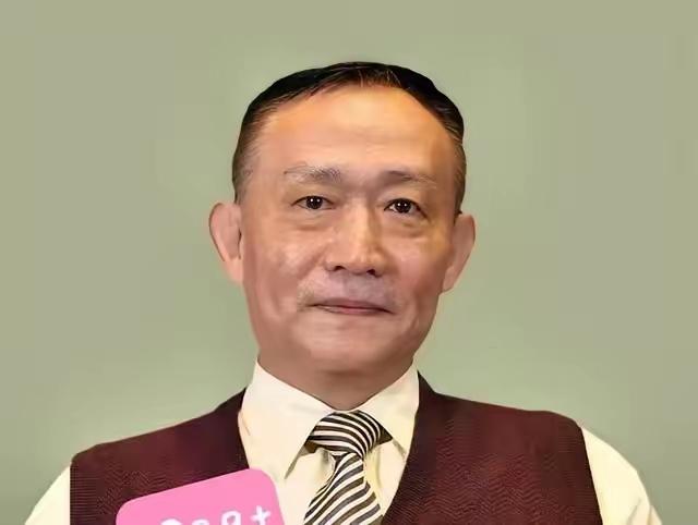卢麒元老师有一个非常重要的观点：如果一个国家的核心决策者的家属、资产都在国外，这