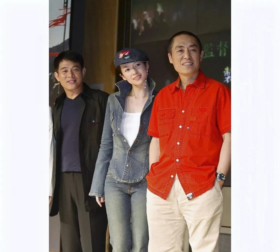 这张照片展现出了李连杰与章子怡和张艺谋2003年在东京的情景，那时候李连杰40岁