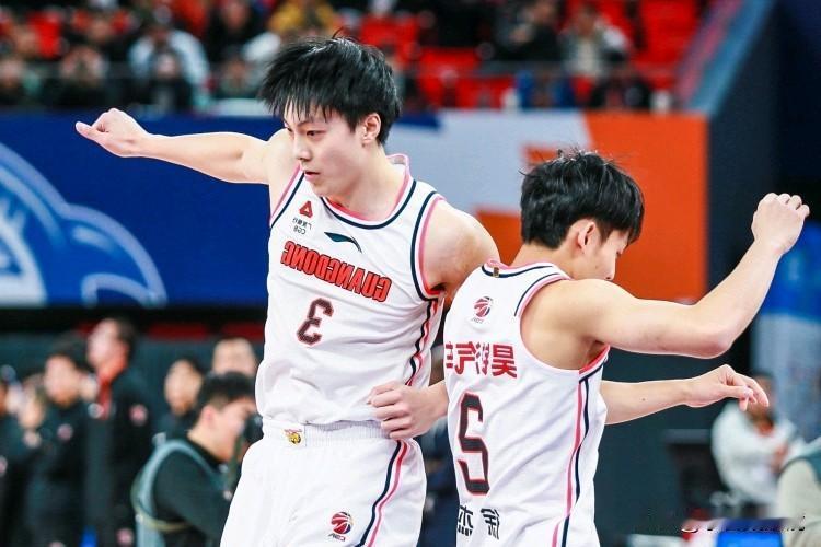 广东男篮打完17场，全队薪资与总得分对比；黄明依6场，总得分0分，30万元；